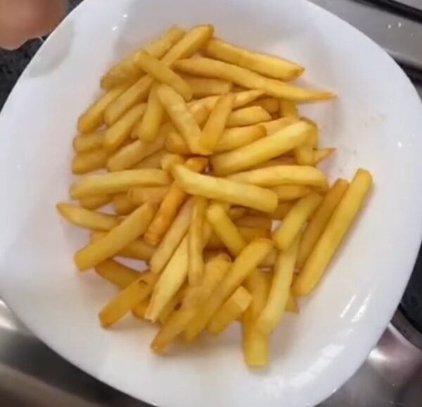 Porción de papas fritas con salsa