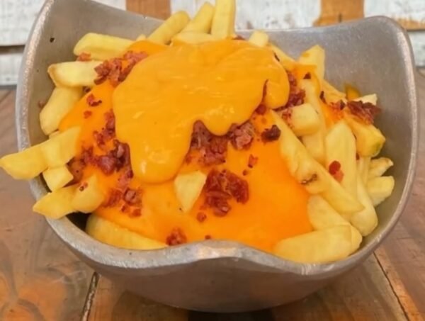 Papas fritas con cheddar y panceta